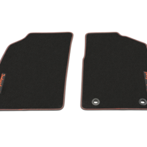 Spredaj talne preproge iz velura, črne barve z rdečimi dvojnimi šivi